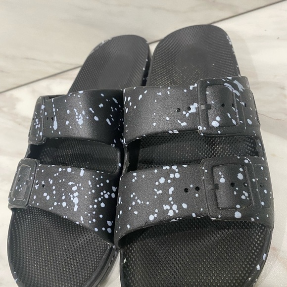 Freedom Moses Women's Black Splatter Two Strap Slides Size 7/8 Casual Sandals - Picture 8 of 15
